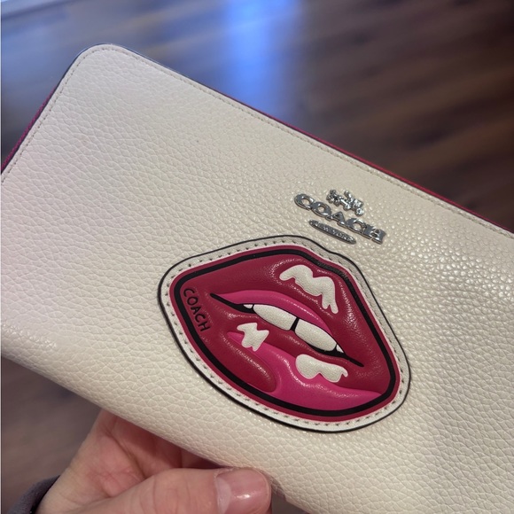 Coach LIPS ACCORDION ZIP WALLET IN PEBBLE LEATHER WITH TWO TONE ZIPPER - Picture 10 of 10